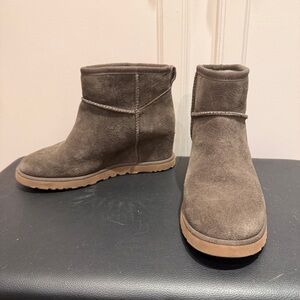 UGG Classic Femme Mini Slate Wedge Ankle Boots in US size 7